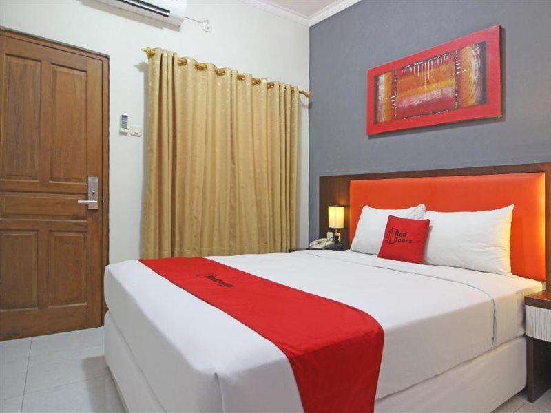 เรดดอร์ซ พลัส เนียร์ เกอราตัน โซโล Hotel Surakarta  ภายนอก รูปภาพ