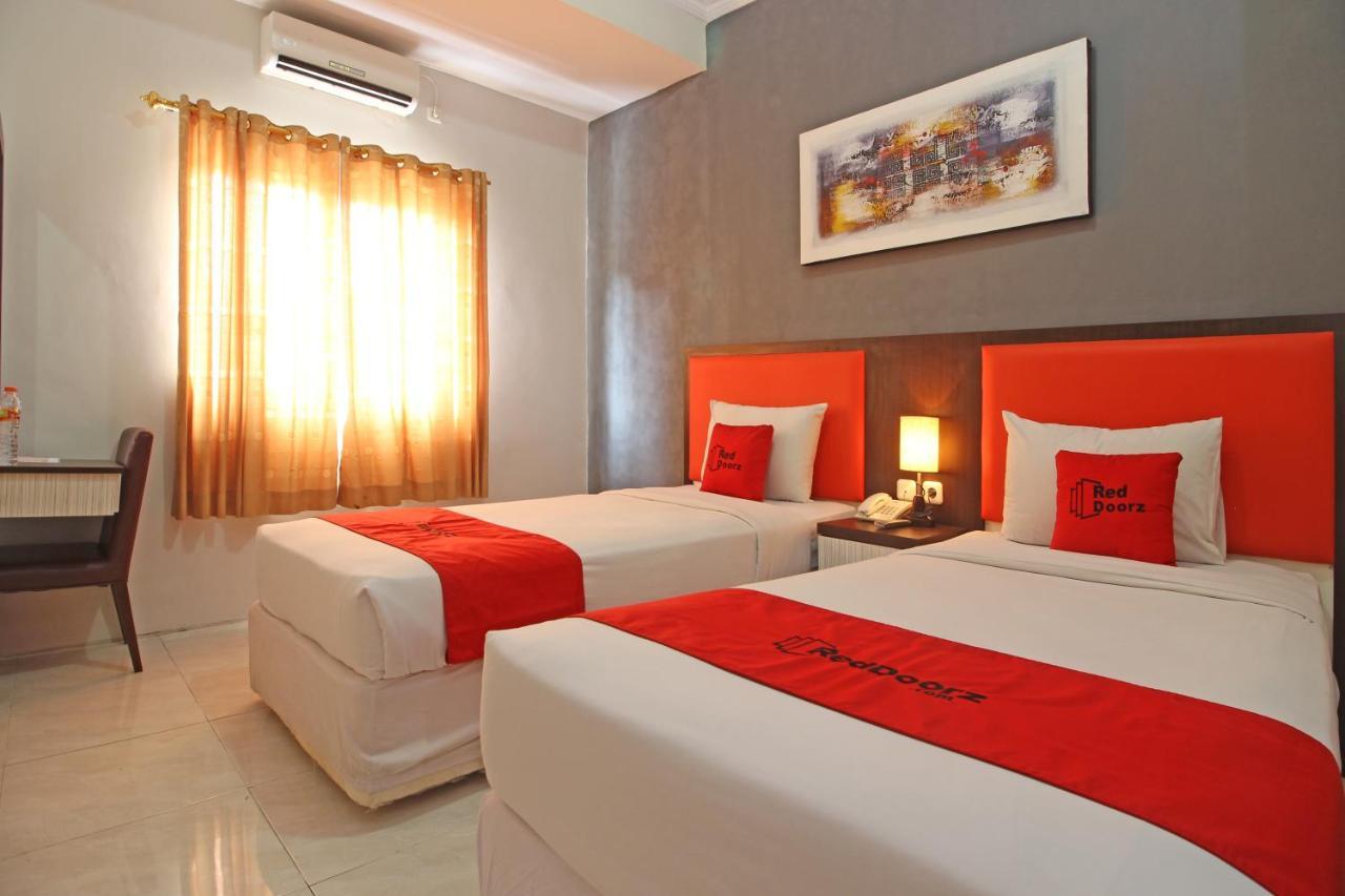 เรดดอร์ซ พลัส เนียร์ เกอราตัน โซโล Hotel Surakarta  ภายนอก รูปภาพ