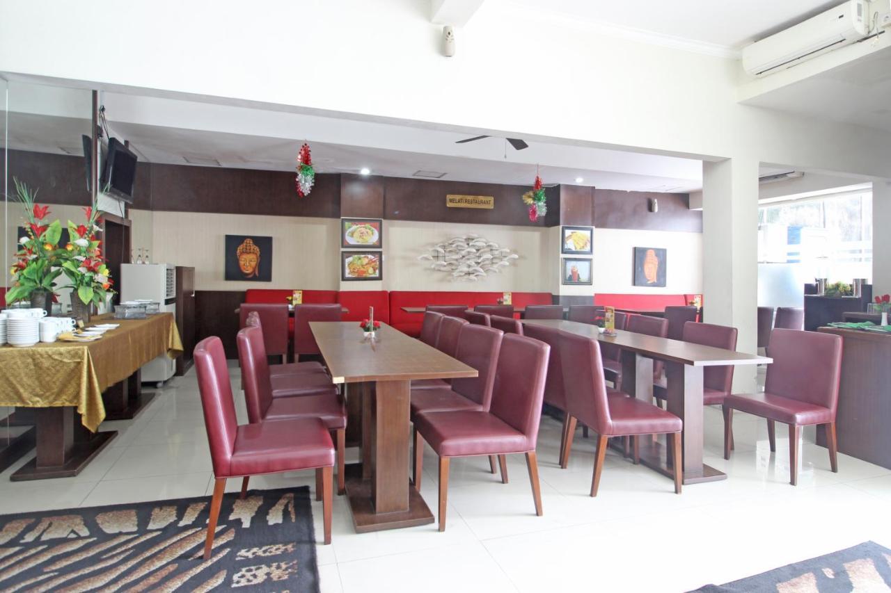 เรดดอร์ซ พลัส เนียร์ เกอราตัน โซโล Hotel Surakarta  ภายนอก รูปภาพ