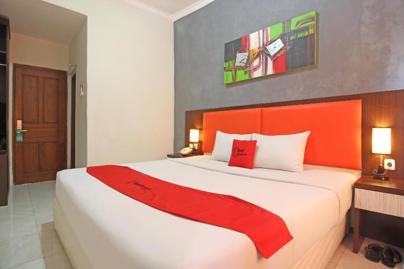 เรดดอร์ซ พลัส เนียร์ เกอราตัน โซโล Hotel Surakarta  ภายนอก รูปภาพ