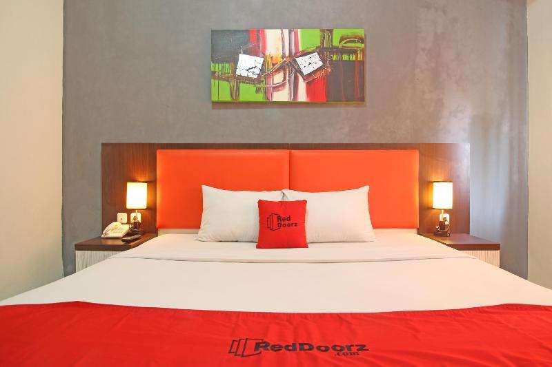 เรดดอร์ซ พลัส เนียร์ เกอราตัน โซโล Hotel Surakarta  ภายนอก รูปภาพ